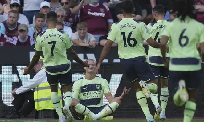 另一个半球的思念，奥斯卡晒出在家观看海港亚冠比赛照片