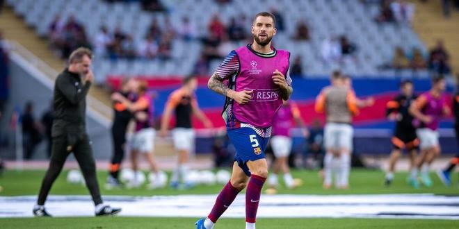 小孩哥能抗事！段睿骐弧顶压哨接球造成韦瑟斯庞三分犯规（小将不怯场！段睿骐弧顶压哨接球造韦瑟斯庞三分犯规）