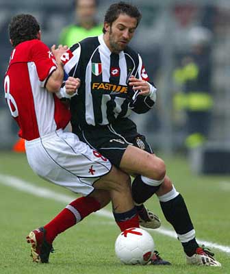 已成惯例，阿根廷足协主席赛前晒与梅西、德保罗合照