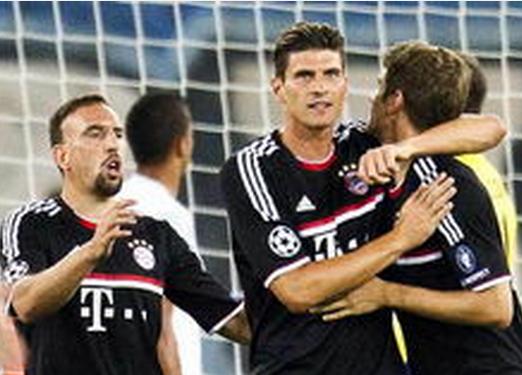 墨西哥一处世界杯训练场地状况百出：一角长满了树，边线是弯的