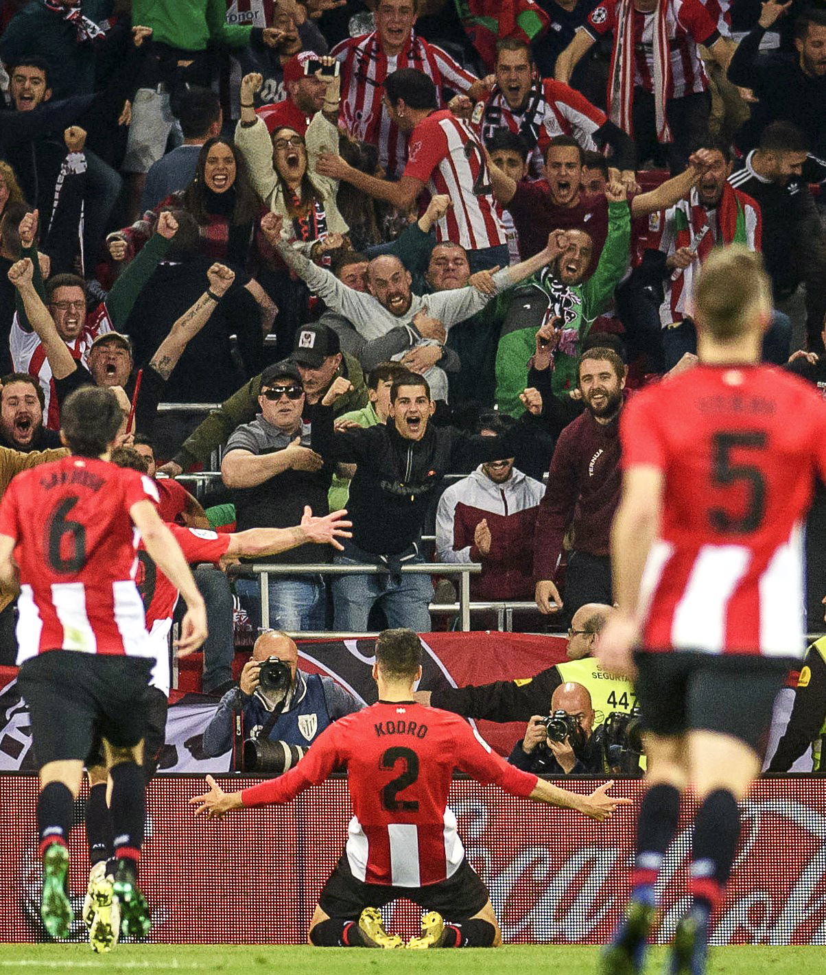 孔帕尼：逆转困境的精神很重要，迪亚斯总能在混乱中创造可能