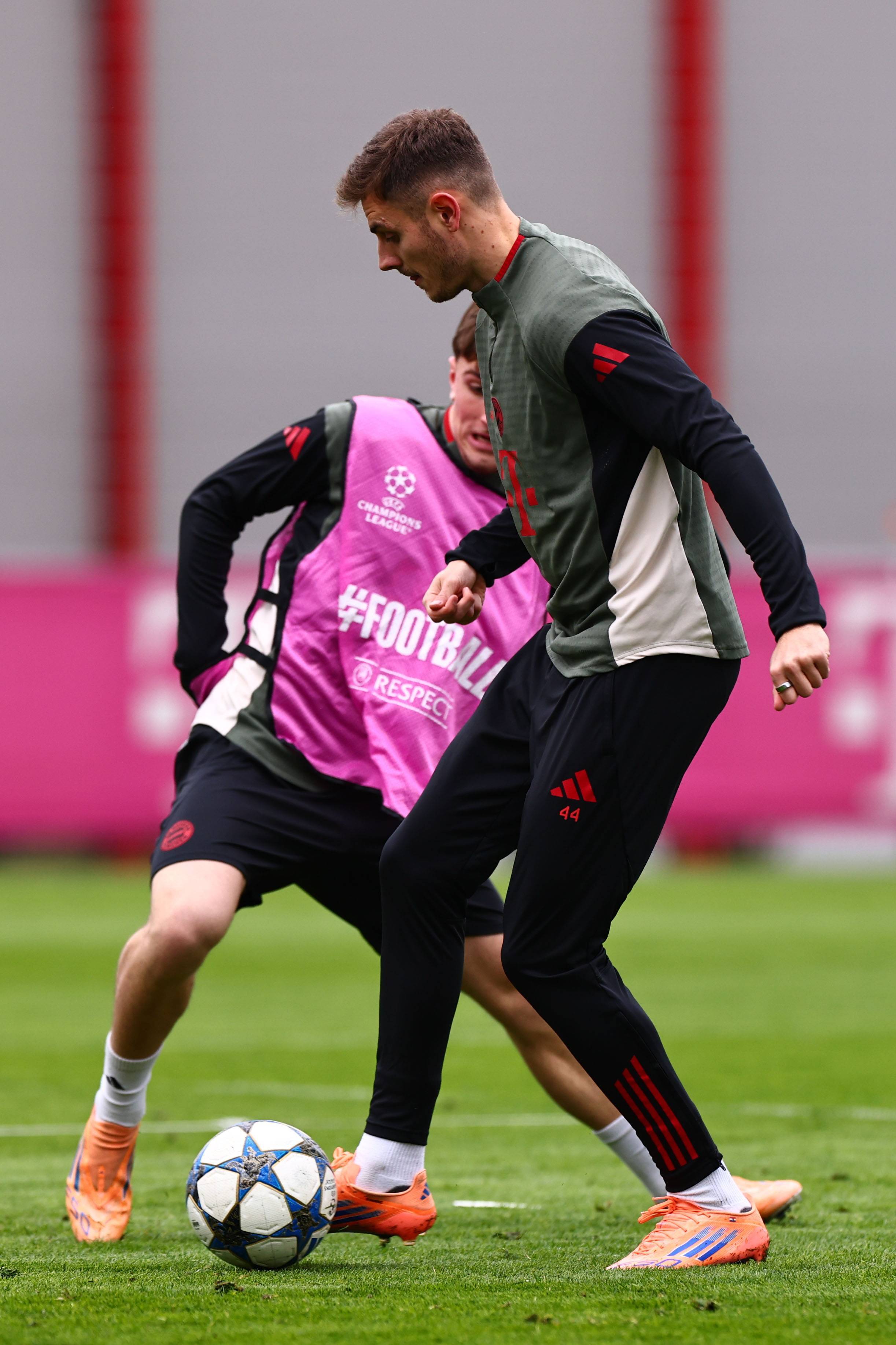 埃芬博格：拜仁前场三人能给卡尔空间，把他与梅西相比没好处