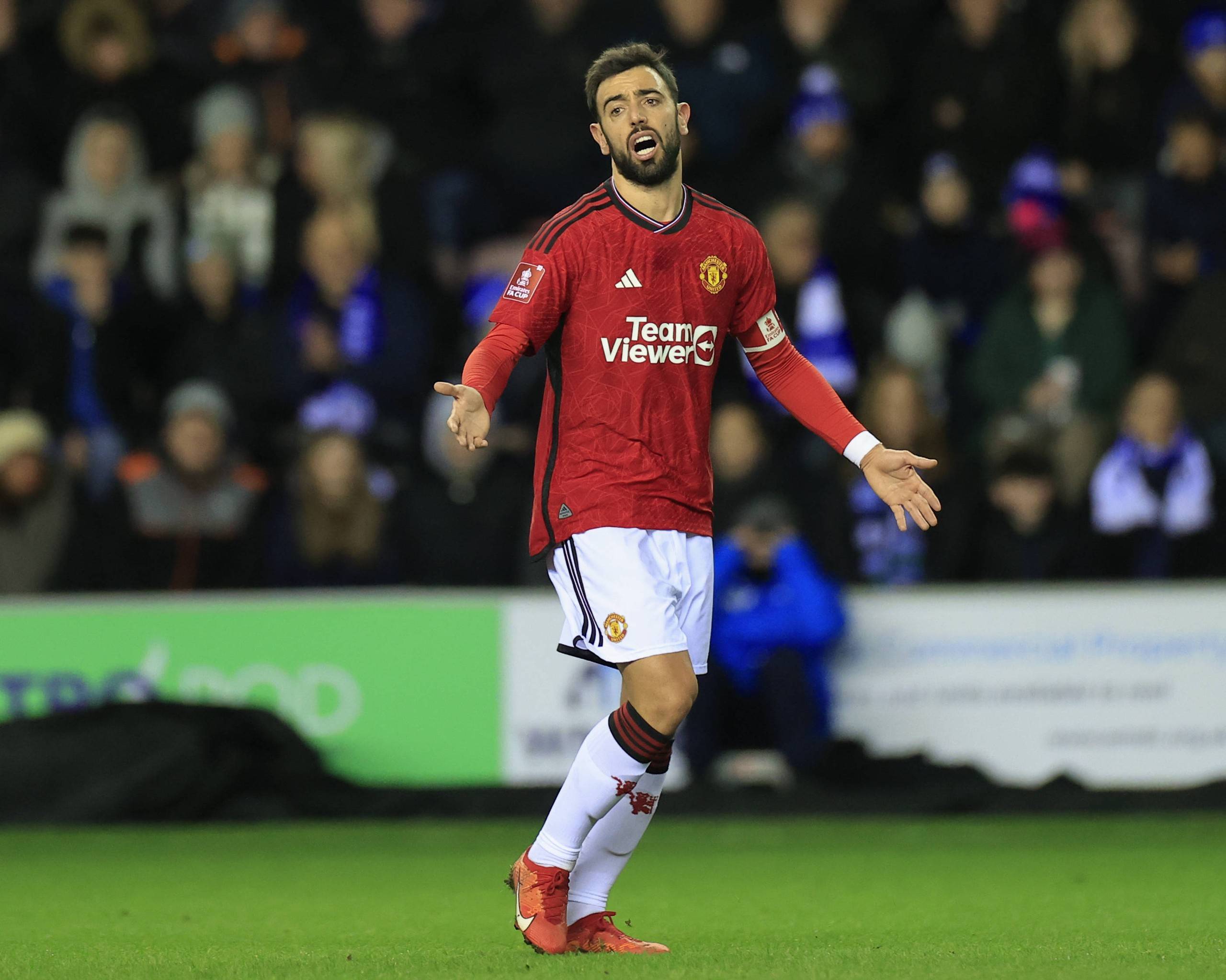 大谷翔平在 WBC 对战捷克赛后，主动交换球帽展现棒球外交精神