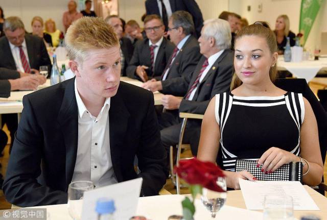 从2002年韩日世界杯开始喜欢上足球，当时政治老...（爱上足球始于2002韩日世界杯，那时政治老...）